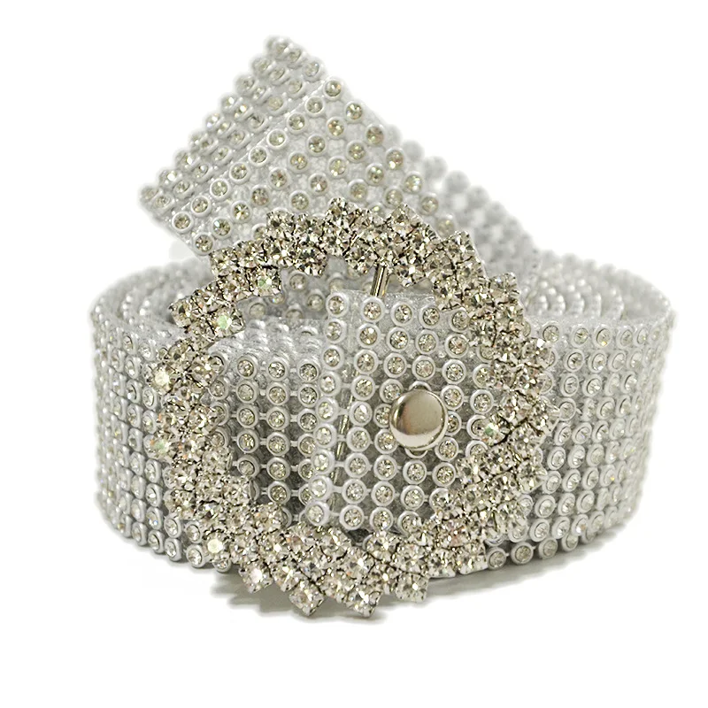 Title 13, Cintura con 9 file di strass completi, un acces...