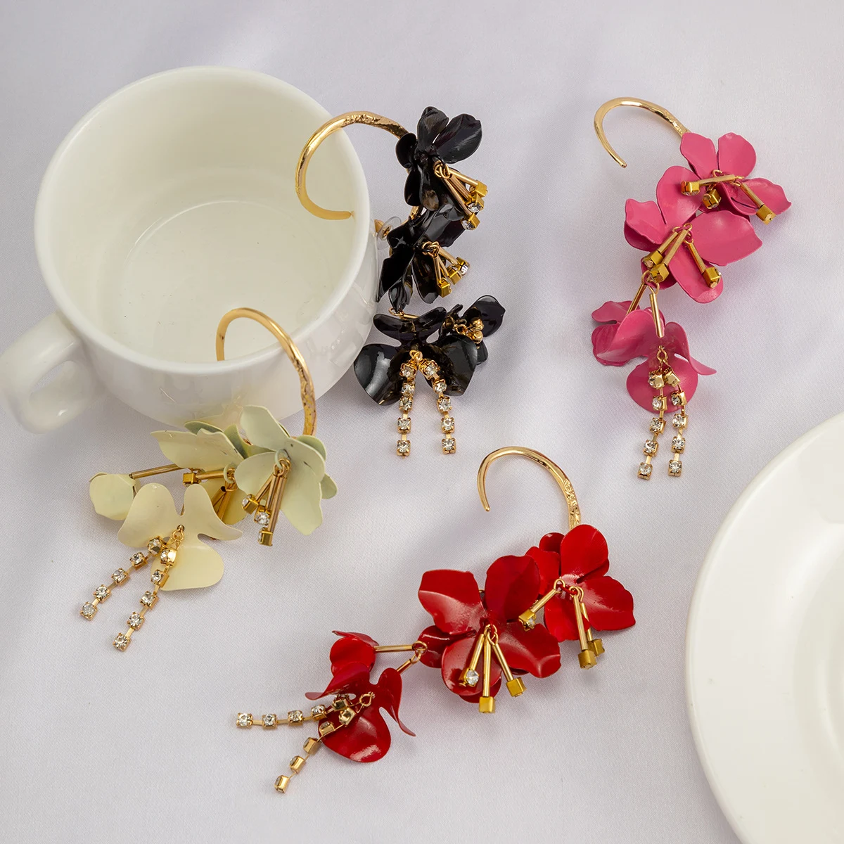 Brincos minimalistas com borlas de flores coloridas e versáteis. Leveza e charme para um look moderno e cheio de personalidade. — foto 32