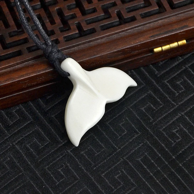 Colar étnico com pingente de cauda de baleia entalhada em osso de yak tibetano. Estilo boho, artesanal. Presente perfeito, único e especial. — foto 8