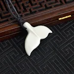 Colar étnico com pingente de cauda de baleia entalhada em osso de yak tibetano. Estilo boho, artesanal. Presente perfeito, único e especial. — foto 8