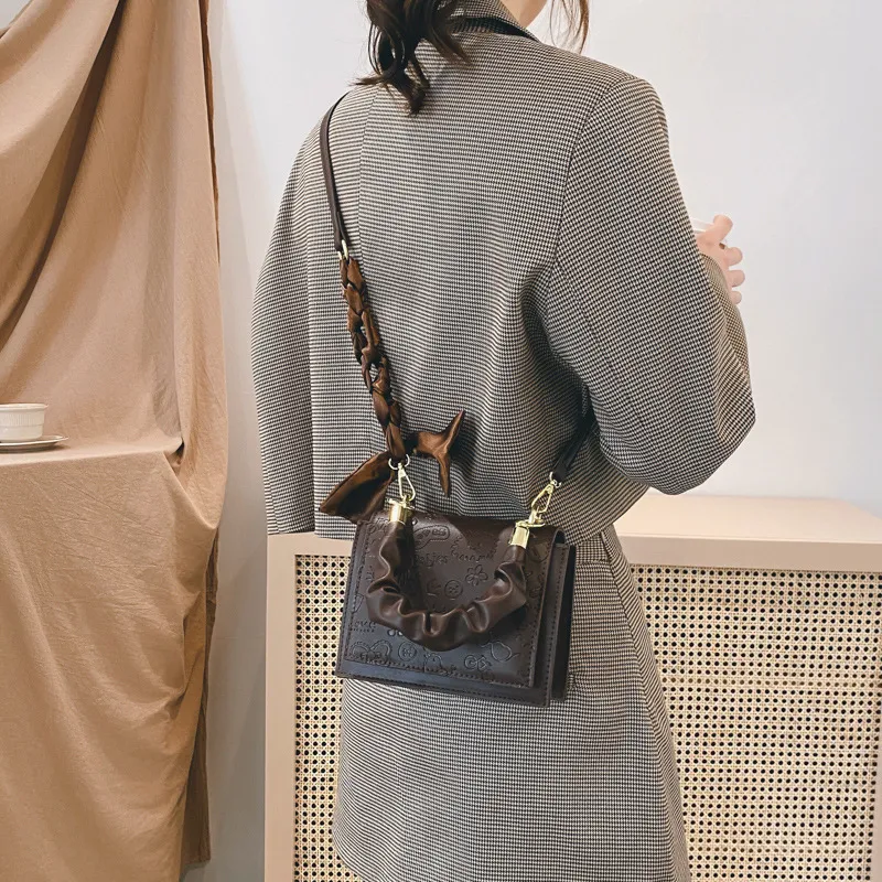 Bolsa quadrada pequena portátil com pregas, simples de ombro, mensageiro, ideal para carregar seus pertences com praticidade e elegância. — foto 7