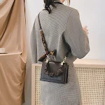Bolsa quadrada pequena portátil com pregas, simples de ombro, mensageiro, ideal para carregar seus pertences com praticidade e elegância. — foto 7