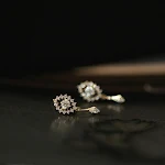 Aretes de mujer S925 de plata de ley con circonitas, elegantes y retro, perfectos para añadir un toque de sofisticación a tu look. — foto 3