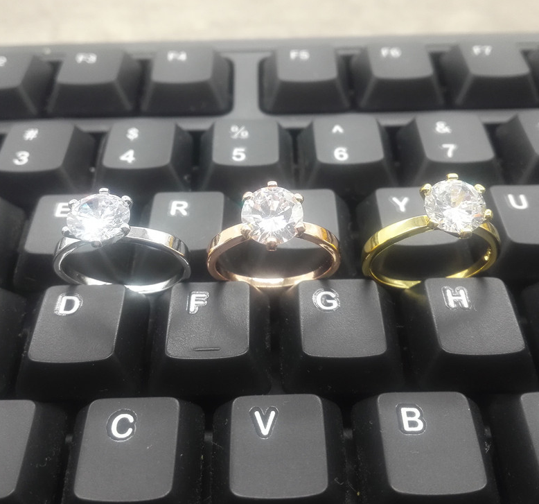 Anel de diamante soltário com seis garras, alta simulação e design clássico. Joia feminina, ideal para um look personalizado e moderno. — foto 5