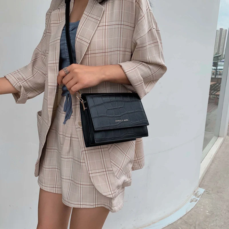 Kleine vierkante schoudertas voor dames. Stijlvol en praktisch voor dagelijks gebruik. Ideaal voor jouw essentials. — foto 1