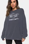 Blusa Retro Redonda Solta com Estampa de Anjo Manga Longa. Conforto e estilo para o seu dia a dia. Perfeita para um visual charmoso e moderno. — foto 3