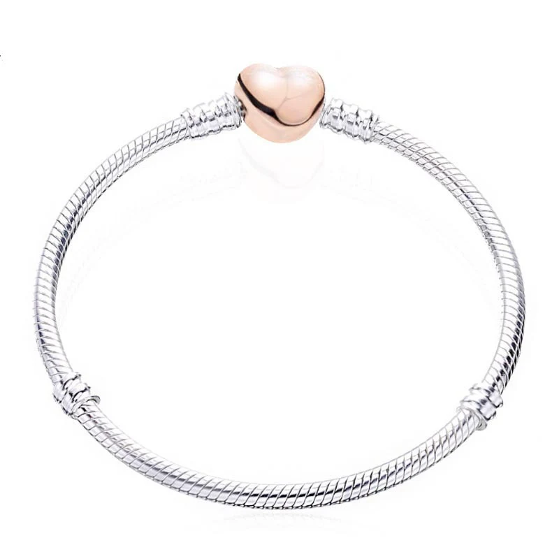 Pulseira de corrente com ossos de cobra em forma de coração, dois tons. Charme e elegância que complementam seu visual, um acessório perfeito para você. — foto 6