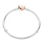 Pulseira de corrente com ossos de cobra em forma de coração, dois tons. Charme e elegância que complementam seu visual, um acessório perfeito para você. — foto 6