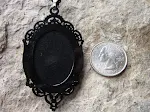 Colar Victoria Rosa Negra com Rosa Branca ou Branca com Negra, um acessório elegante e sofisticado, perfeito para realçar sua beleza. — foto 7