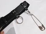 Schlüsselanhänger, Schulranzen-Anhänger, großer Pin verziert, Herren- und Damen-Ledergürtelgürtel — foto 2