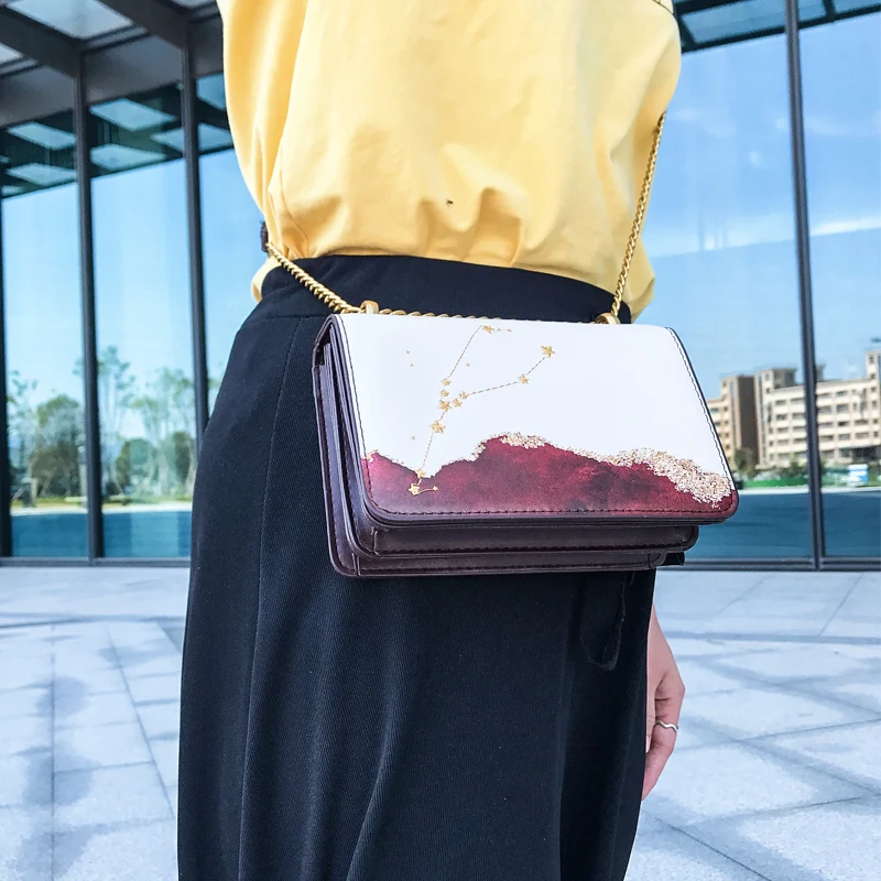 Sfeervolle, modieuze schuine tas voor vrije tijd. Een stijlvolle en praktische tas, ideaal voor dagelijks gebruik en het meenemen van essentials. — foto 1
