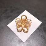 Lindas pinzas huecas para el cabello con diseño de gato, ideales para peinados adorables y mantener el cabello en su lugar con estilo y encanto felino. — foto 12