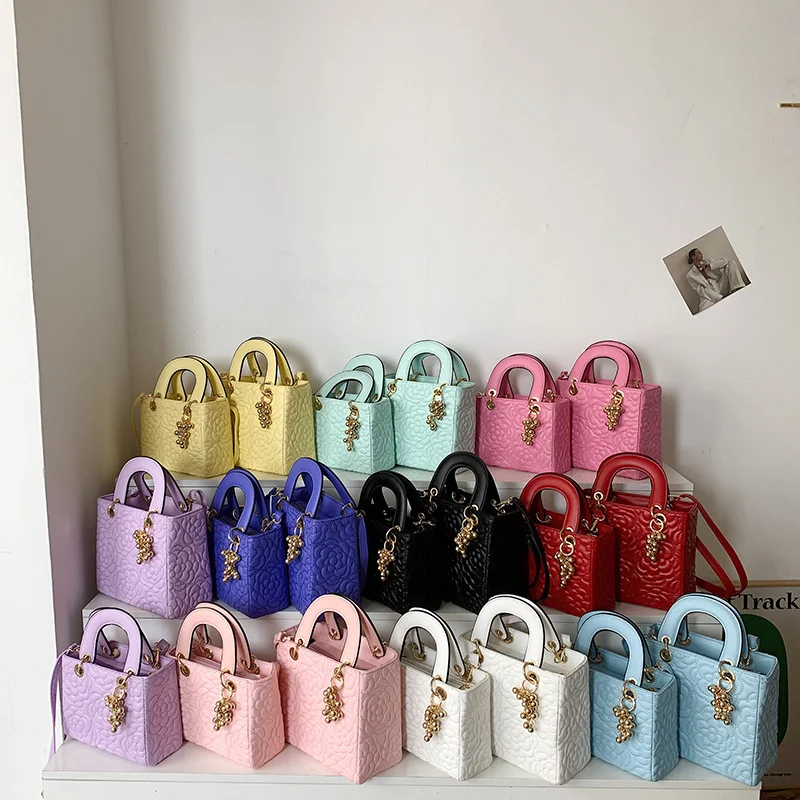 Bolsa de ombro bordada feminina Leve seus pertences com charme e elegância, um acessório de moda que combina estilo e praticidade para mulheres modernas. — foto 15