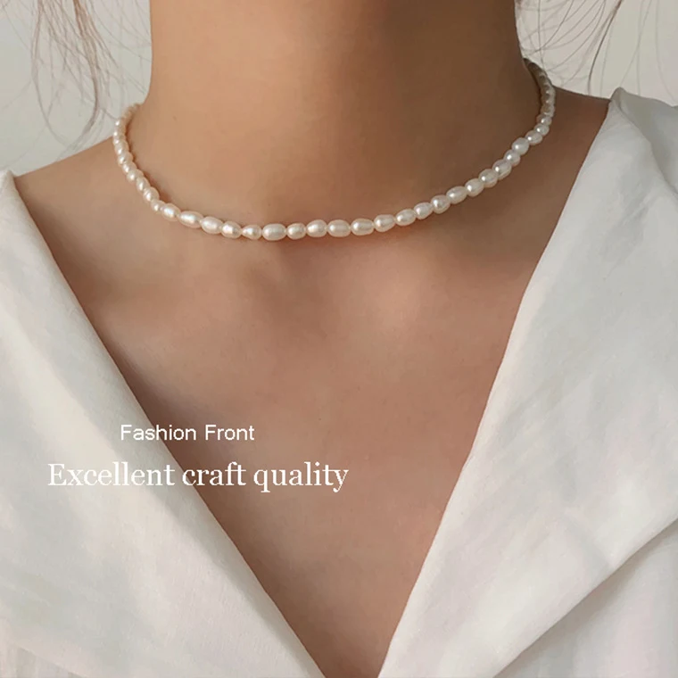 Corrente de clavícula com pérolas de água naturais, combina com tudo. Elegância e versatilidade em uma joia única. Ideal para qualquer ocasião. — foto 2