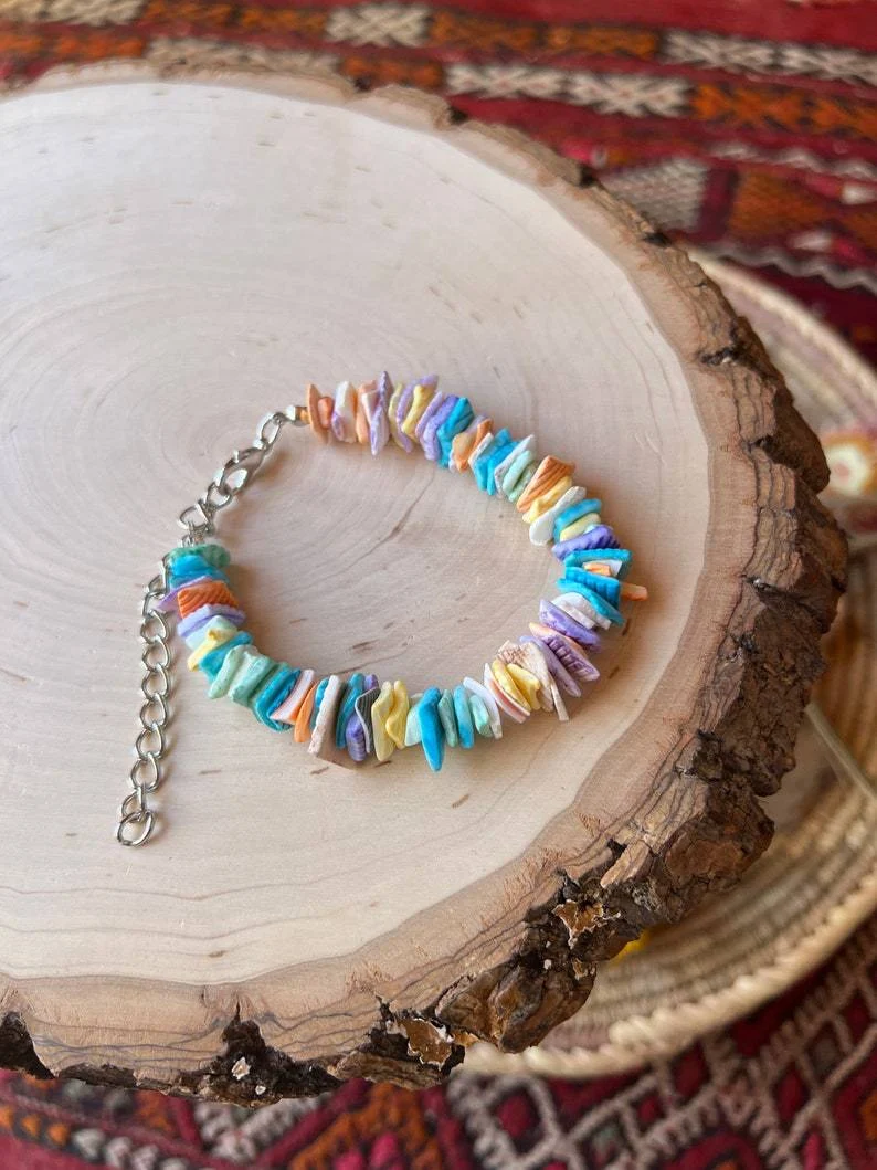 Title 16, Conjunto de colar e pulseira com conchas colori...