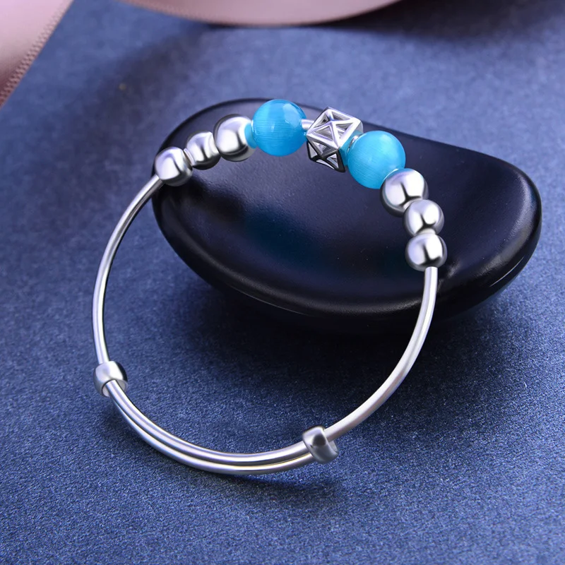 Gioiello in argento a forma di luna piena, un regalo perfetto per bambini e neonati. Un ricordo prezioso per celebrare la nascita. — foto 4