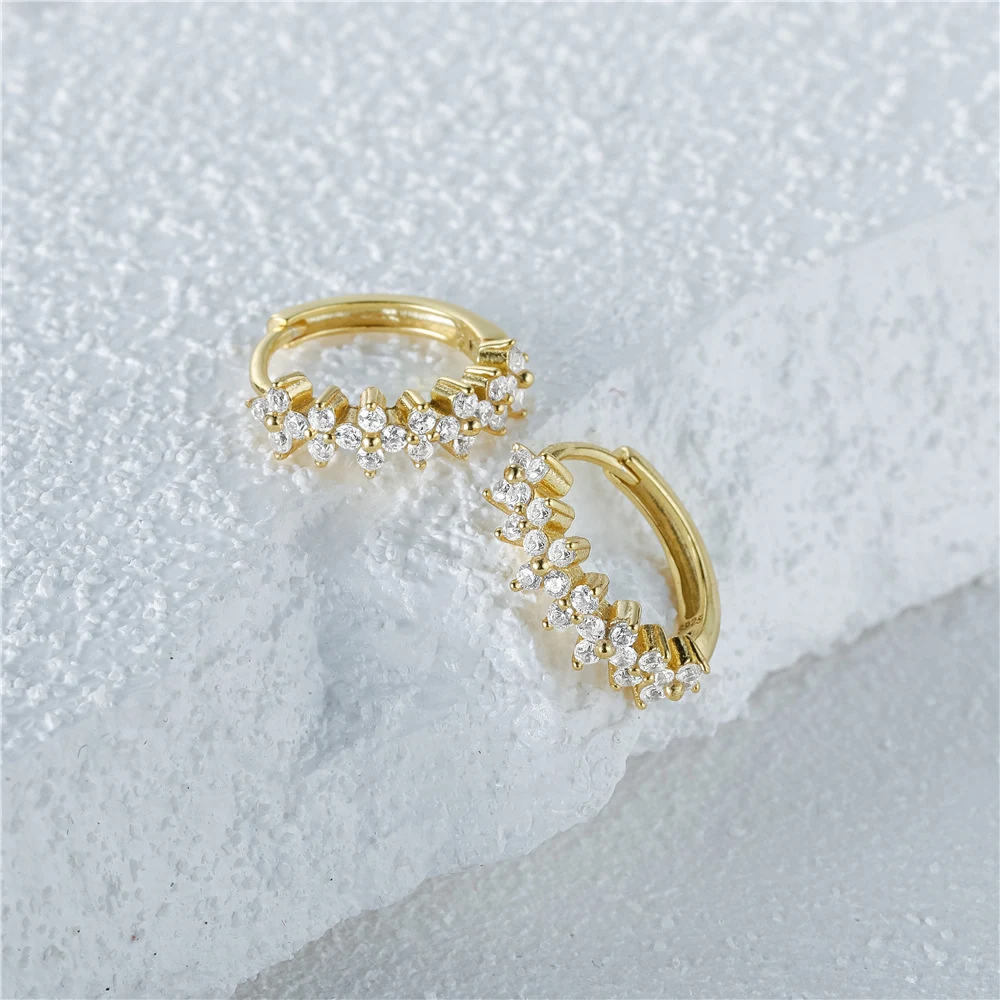 Brincos femininos de diamante pétala prata com flash único. Elegância e brilho em uma única fileira, perfeitos para mulheres que buscam sofisticação e estilo. — foto 7