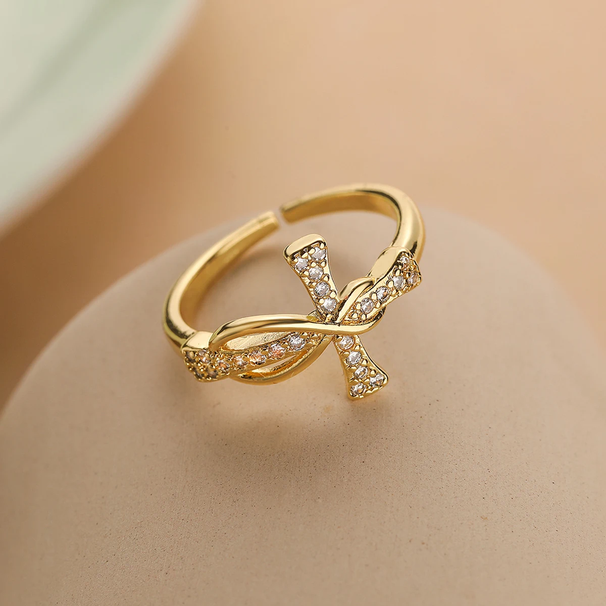 Anel simples com banho de cobre e cruz feminina. Elegância acessível para mulheres, perfeito para uso diário ou como um presente especial. — foto 3