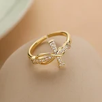 Anel simples com banho de cobre e cruz feminina. Elegância acessível para mulheres, perfeito para uso diário ou como um presente especial. — foto 3