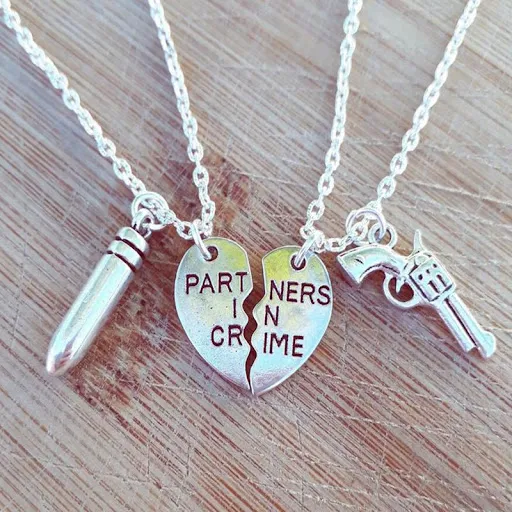 Title 5, Colar "Partners In Crime" em forma de coração c...