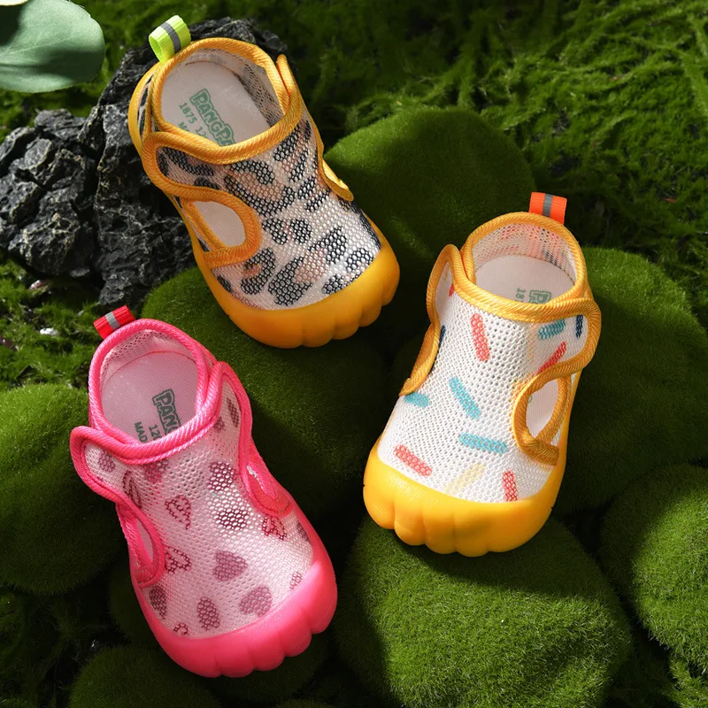 Sapatos de bebê menina com sola macia antiderrapante e superfície de malha. Conforto e segurança para os primeiros passos da sua filha. — foto 1