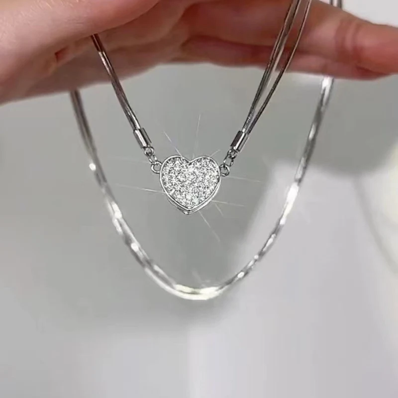 Colar Magnético Multicamadas com Diamantes Love, Estilo Acessível e Personalidade para um toque de luxo e amor no seu visual. — foto 2