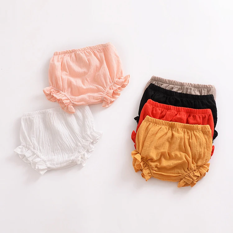 Shorts casuais triangulares de algodão e linho liso com renda para bebês. Conforto e estilo para os dias de sol do seu bebê. — foto 7