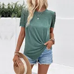 Camiseta feminina gola redonda com design de costura de renda. Perfeita para um visual elegante e confortável. Adicione um toque charmoso ao seu dia a dia. — foto 5