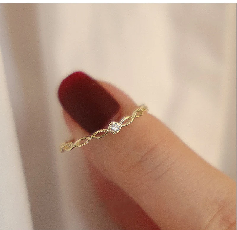 Anillo de diamantes con diseño de rosquillas fritas para mujer. Disfruta de la elegancia y el brillo de este accesorio único y llamativo. — foto 15