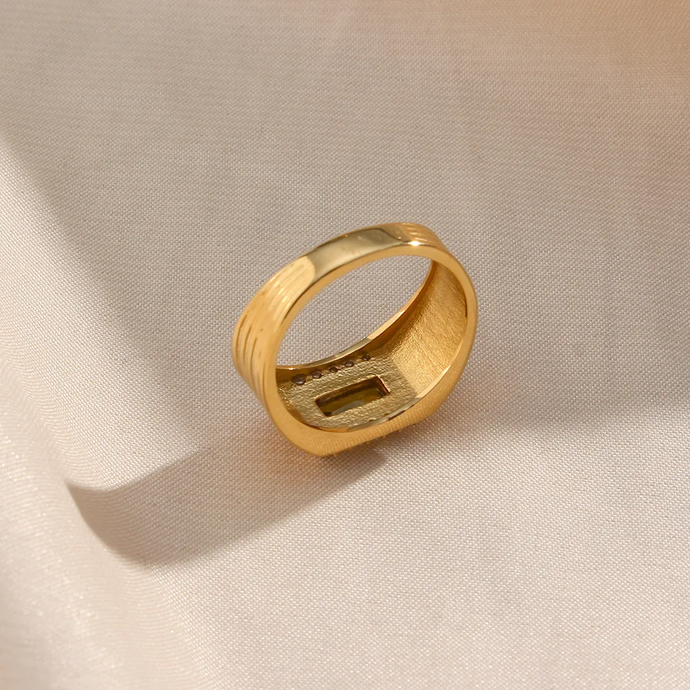 Anel de aço inoxidável com pedra de zircônia, joia feminina elegante e moderna, acessório perfeito para looks casuais e especiais. — foto 2