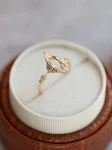 Anel de cristal branco retrô francês em forma de diamante com grão grande. Estética pura e elegante. Um toque vintage para seu visual. — foto 9
