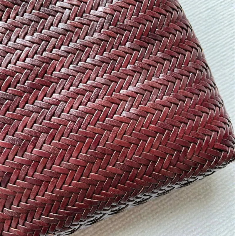 Bolsa de ombro artesanal tecida em couro bovino vintage de camada superior. Perfeita para uso diário e viagens, combinando estilo e durabilidade. — foto 3