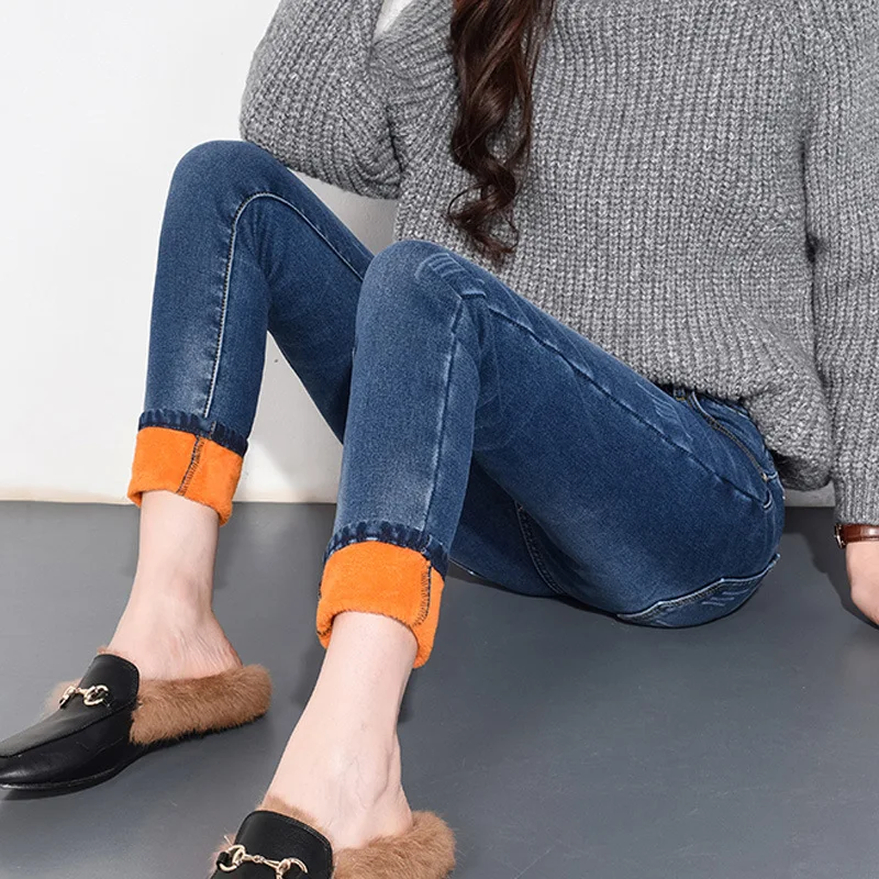 Pantalones lápiz ajustados de terciopelo grueso talla grande Tendencia para piernas estilizadas y calidez. Ideal para un look moderno y cómodo. — foto 3