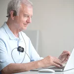 Aparelhos auditivos de condução óssea fora do ouvido. Experimente uma audição natural e confortável com tecnologia inovadora. — foto 4