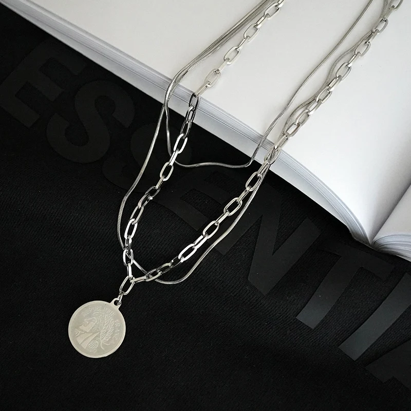 Colar com pingente de moeda com cabeça humana, design de nicho, corrente de clavícula, adicione um toque único e elegante ao seu visual. — foto 5