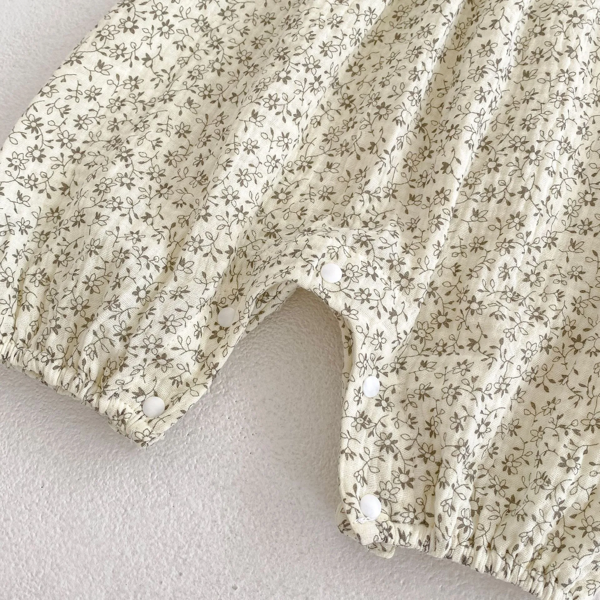 Title 5, Body floral com acabamento em renda e decote qu...