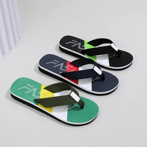 Title 25, Heren zomerslippers met colorblock design. Stij...