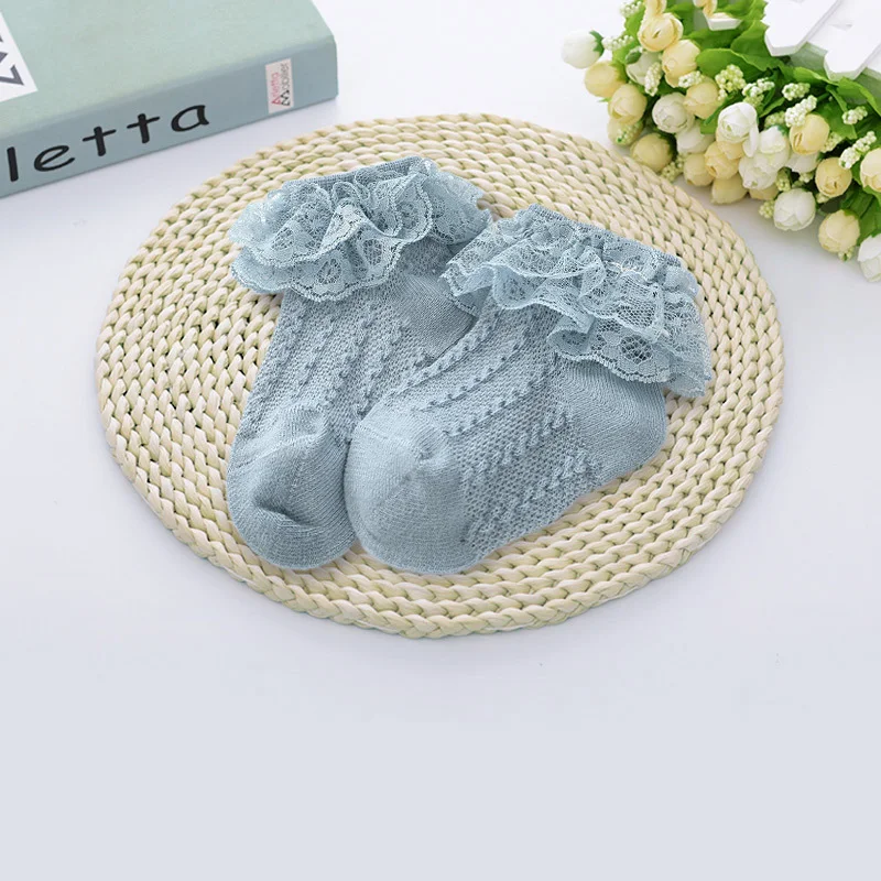 Meias de renda para bebê menina, charmosas e delicadas. Ideais para festas e uso diário, oferecendo conforto e elegância. — foto 7