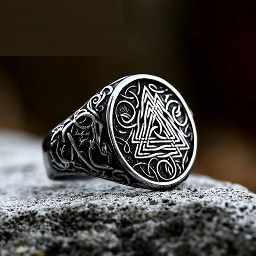 Title 3, Anel masculino de aço titânio triangular viking...