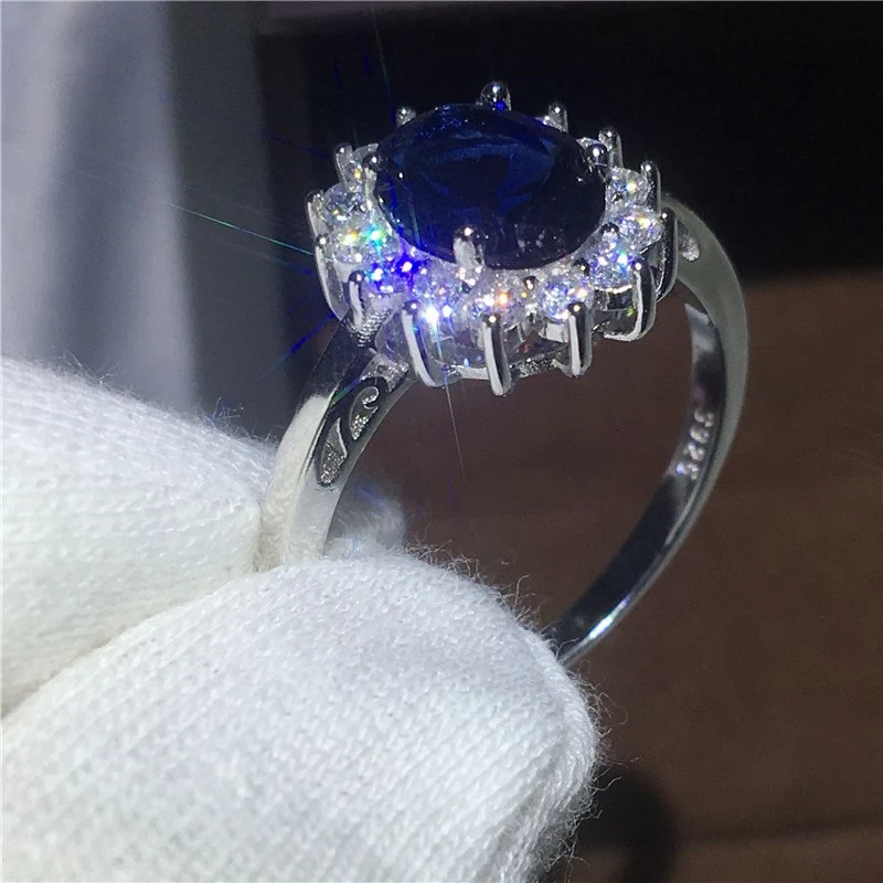 Anel feminino de moda com diamantes e zircônia. Elegância e brilho para realçar seu estilo. Joia perfeita para qualquer ocasião especial. — foto 1