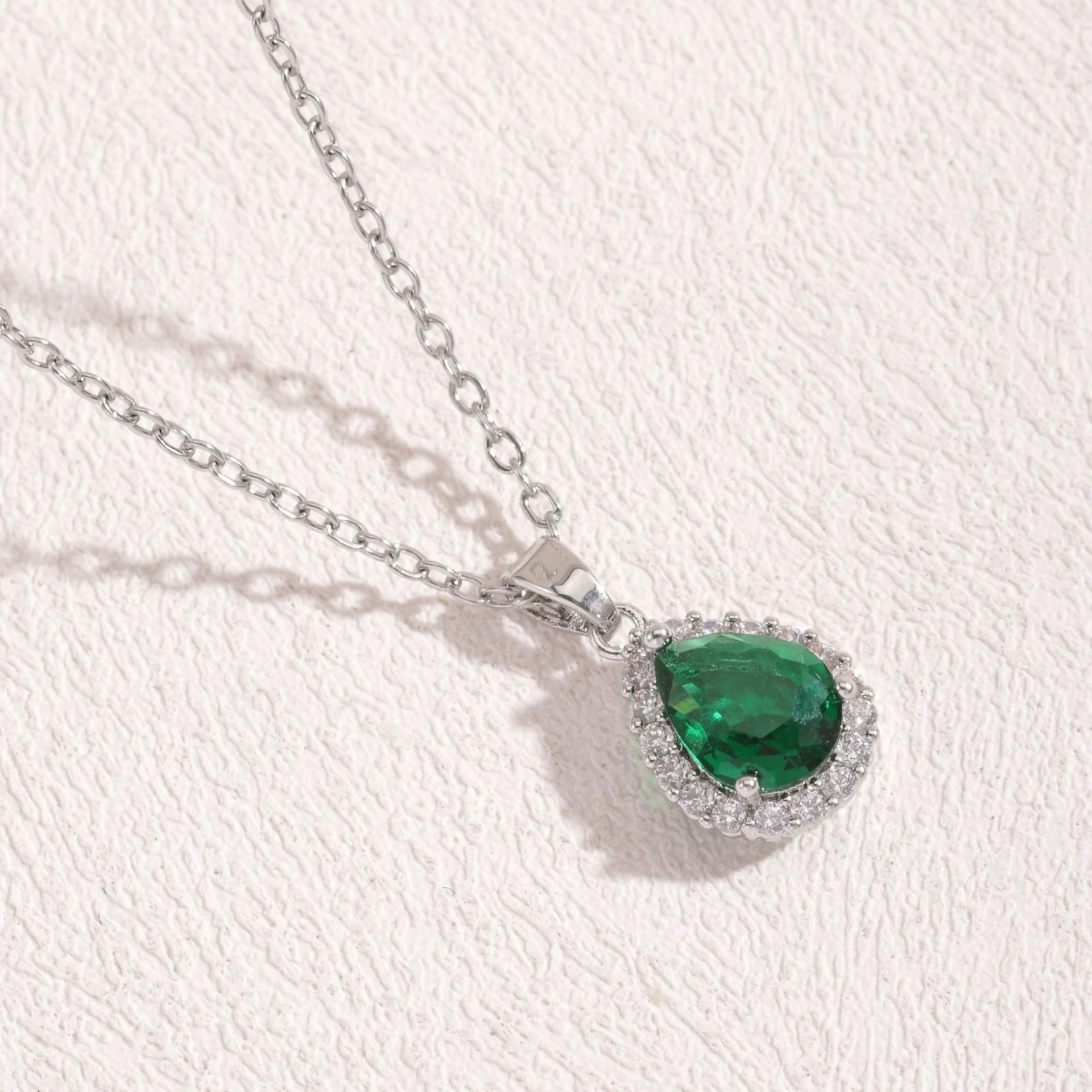 Colar com pingente de gotas d'água de zircônia para mulheres Joia da moda Elegância e brilho Presente perfeito Design delicado — foto 11