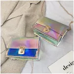 Bolsa pequena quadrada a laser diagonal com corrente, perfeita para levar seus itens essenciais com elegância e estilo. Ideal para qualquer ocasião. — foto 3