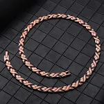 Colar masculino de cobre vermelho com imã, pingente de peixe pequeno e design simples. Perfeito para um visual moderno. — foto 4