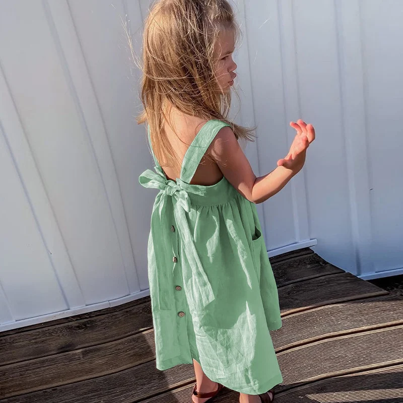 Vestido infantil de algodão e linho, sem mangas, estilo verão, leve e fresco, ideal para os dias quentes e brincadeiras ao sol. — foto 4