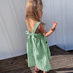Vestido infantil de algodão e linho, sem mangas, estilo verão, leve e fresco, ideal para os dias quentes e brincadeiras ao sol. — foto 4