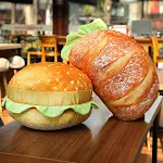 Almofada criativa e divertida em forma de pão de hambúrguer, macia, ideal para decoração e conforto. Perfeita para presentear com originalidade. — foto 9