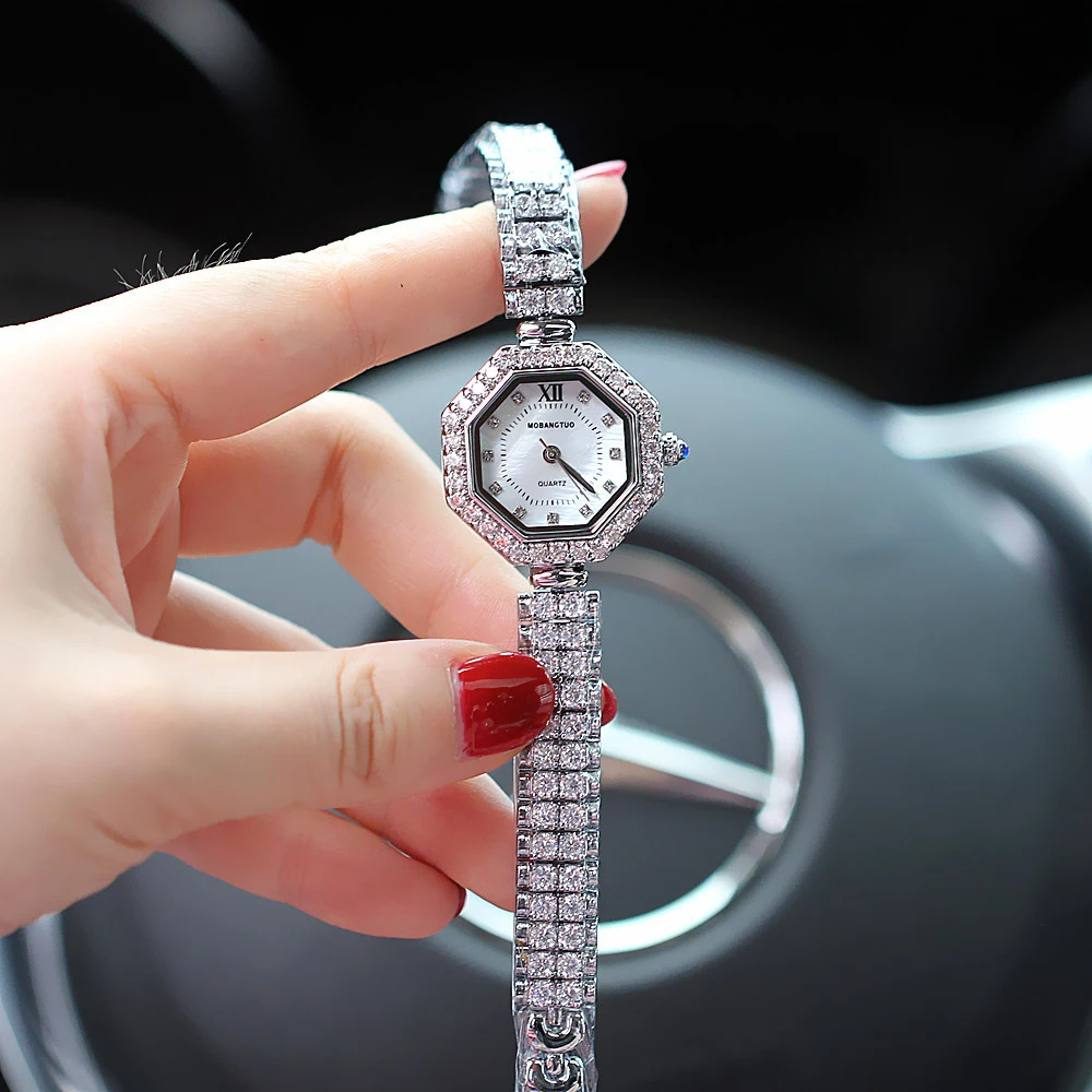 Relógio feminino com ponteiros, diamantes incrustados e mostrador de concha colorida, um acessório elegante para complementar seu visual. — foto 9