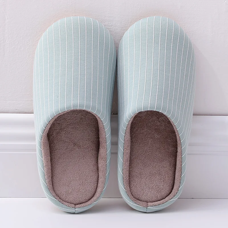 Chinelos de casa quentes de outono e inverno para casais, macios e antiderrapantes. Conforto e segurança para seus pés em casa. — foto 8