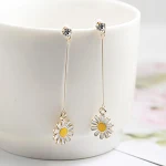 Brincos de flores de margarida coloridas, frescos e versáteis para o verão. Adicione um toque vibrante e alegre ao seu visual com estes brincos. — foto 1
