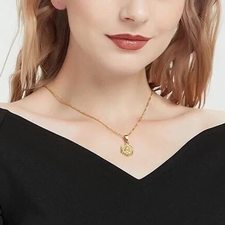 Novo Colar Acessórios 26 Letras Inglesas para Mulheres e Homens Aço Inoxidável Corrente 18K Ouro Acessório Elegante — foto 3